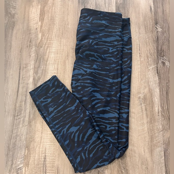 LikeNEW! Fabletics Tiger Print Athletic Leggings 🐯 - Picture 5 of 10